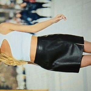 Fahsyee Elegant Black Faux Leather Mini Skirt back Zip 100% Polyurethane XL NEW